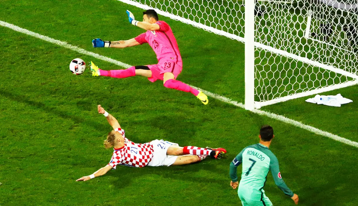 Tendangan Cristiano Ronaldo berhasil ditahan kiper Kroasia, Danijel Subasic, tapi menghasilkan bola rebound yang kemudian disundul Ricardo Quaresma yang berujung gol. (EPA/Shawn Tew)