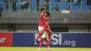 Pemain Timnas Indonesia U-19, Ronaldo Kwateh (kanan) bersama Arkhan Fikri merayakan gol yang dicetaknya ke gawang Brunei Darussalam dalam laga penyisihan Grup A Piala AFF U-19 2022 antara Indonesia menghadapi Brunei Darussalam di Stadion Patriot Candrabhaga, Bekasi, Senin (4/7/2022). (Bola.com/M. Iqbal Ichsan)