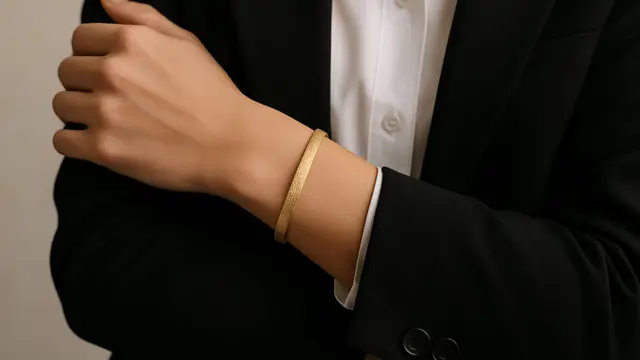 Model Gelang Emas Simple untuk Wanita Karier Modern 2025/Ilustrasi AI