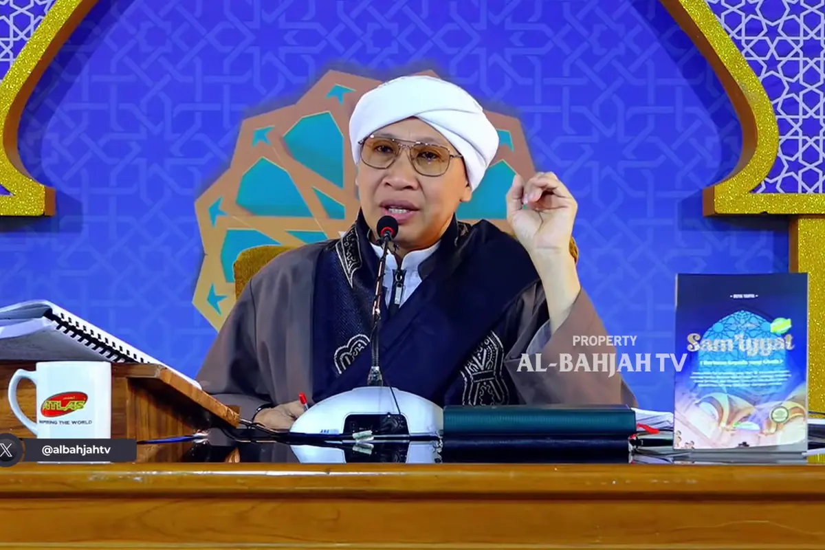 Pengasuh LPD Al Bahjah KH Yahya Zainul Ma'arif atau Buya Yahya