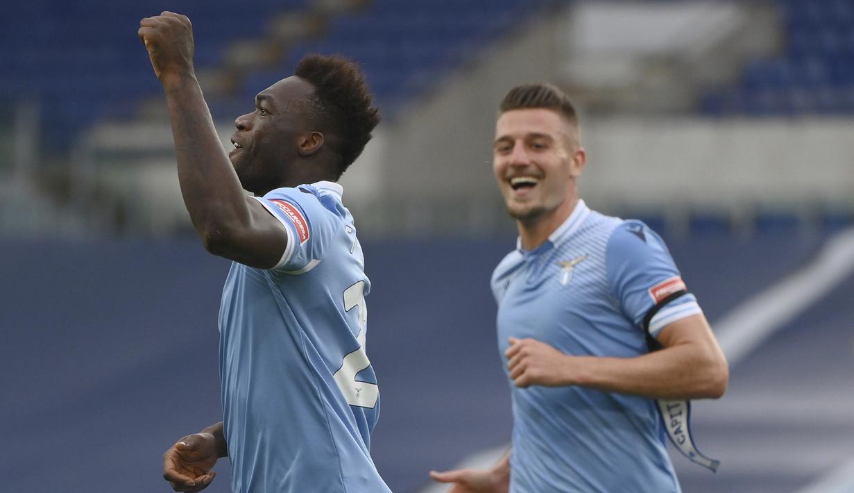 Striker Lazio, Felipe Caicedo (kiri) melakukan selebrasi usai mencetak gol ketiga timnya ke gawang Crotone dalam laga lanjutan Liga Italia 2020/2021 pekan ke-27 di Olimpico Stadium, Roma, Jumat (12/3/2021). Lazio menang 3-2 atas Crotone. (AP/Alessandra Tarantino)