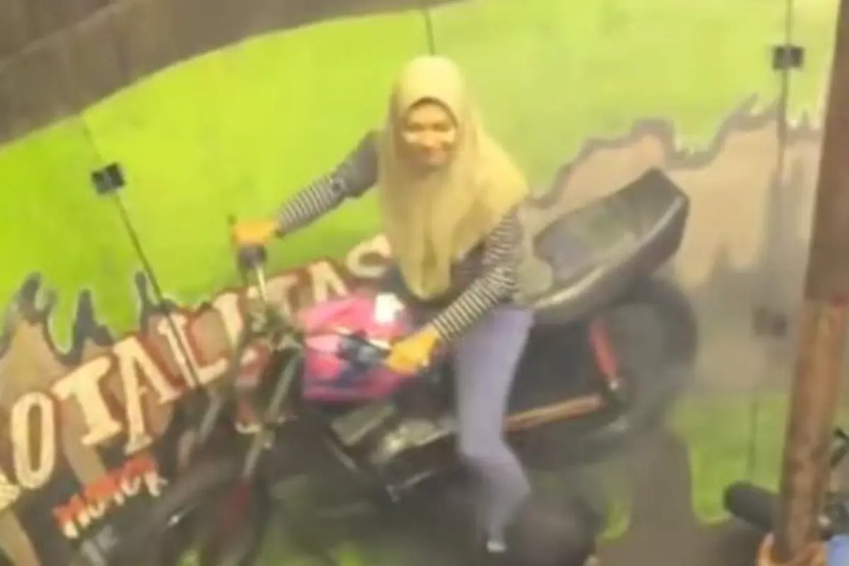 Sedang Hamil, Wanita Ini Tetap Berani Mencari Nafkah Naik Motor Tong Setan