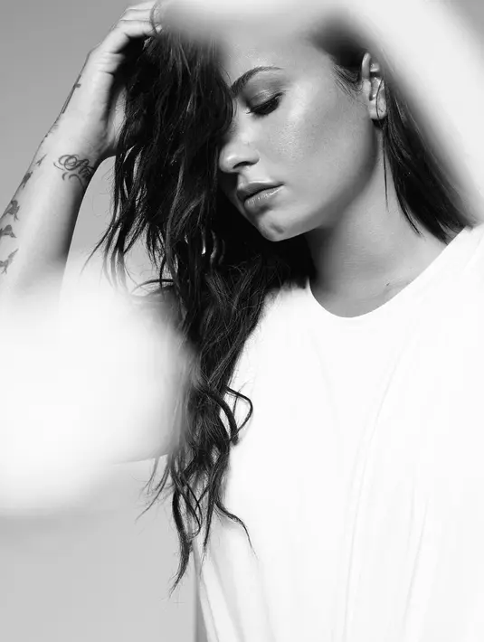 "Aku tak tahu bahwa masalah itu sangat buruk. Aku tak tahu bahwa Demi bertahan dengan yang sebegini beratnya," lanjut Meghan. (instagram/ddlovato)