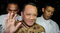 Sekretaris Mahkamah Agung (MA) Nurhadi selesai menjalani pemeriksaan terkait dugaan suap Kasubdit Perdata MA Andri Tristianto Sutrisna di Gedung KPK, Jakarta, Selasa (8/3/2016). Nurhadi diperiksa KPK selama 10 jam. (Liputan6.com/Helmi Afandi)