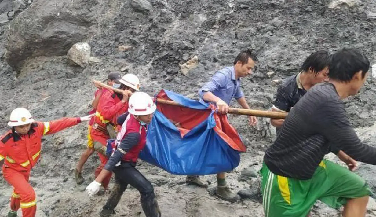 Para penyelamat mengangkut jasad seorang korban usai terjadinya insiden tanah longsor di lokasi penambangan batu giok di Hpakant, Negara Bagian Kachin, Myanmar (2/7/2020). Tanah longsor diakibatkan hujan monsun di Negara Bagian Kachin, Myanmar tersebut. (Xinhua/Departemen Pemadam Kebakaran Myanmar)