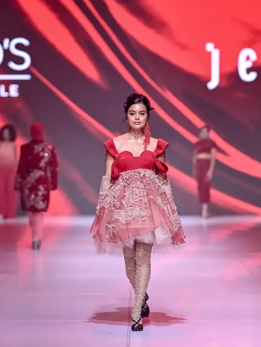 Eva Celia hadir dengan dewy makeup dipadu winged liner yang seamless. Tampilan bibir dipulas dengan lip liner gelap dan lip gloss nude [JFW 2026]