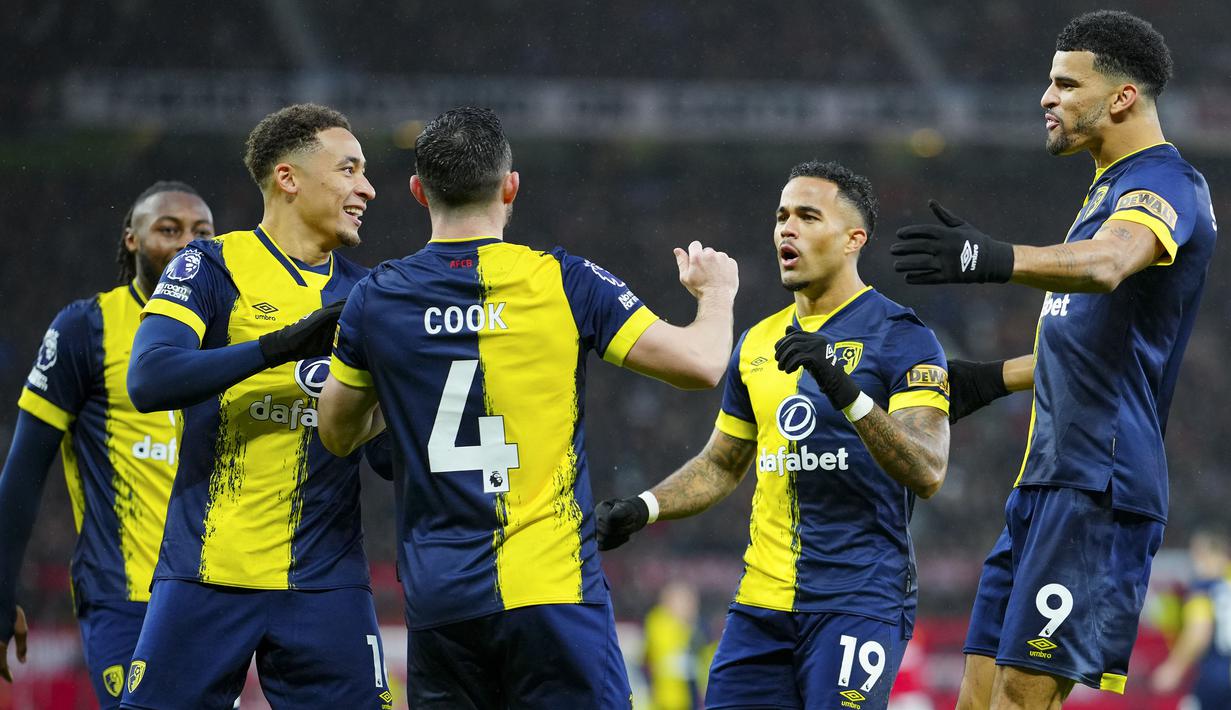 Para pemain Bournemouth merayakan gol pertama ke gawang Manchester United yang dicetak Dominic Solanke (kanan) pada laga pekan ke-16 Liga Inggris 2023/2024 di Old Trafford Stadium, Sabtu (9/12/2023). (AP Photo/Jon Super)