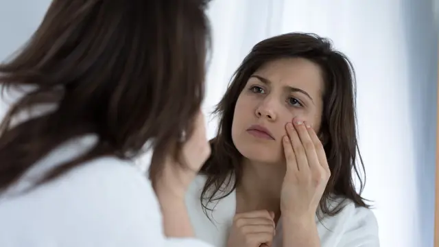 Trik Menghilangkan Mata Panda yang Tebal, dari Cara Alami hingga Bantuan Skincare