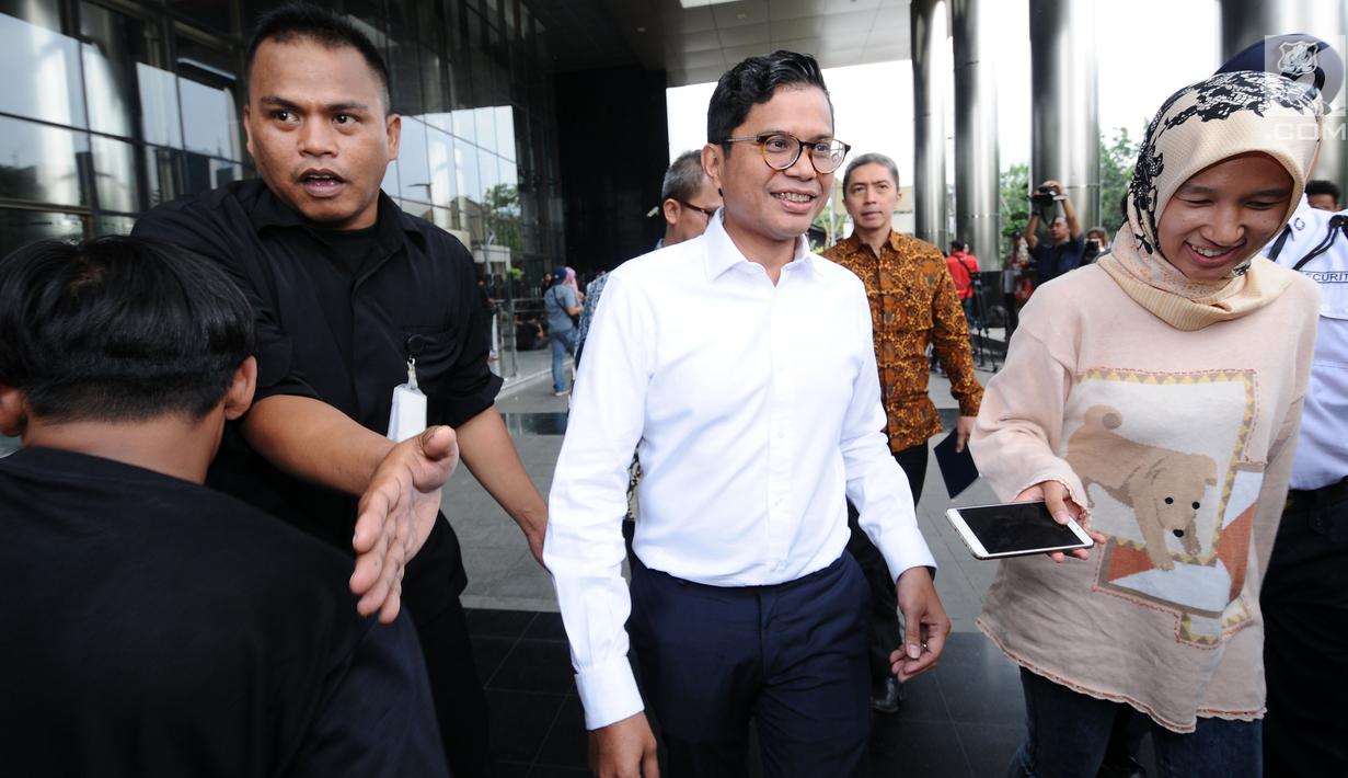 Dirut Garuda Indonesia, Pahala N. Mansury (kemeja putih) keluar dari gedung KPK, Jakarta, Senin (11/9). Menurut Humas KPK Febri Diansyah pertemuan dengan Dirut Garuda Indonesia untuk audiensi mengenai pencegahan korupsi. (Liputan6.com/Helmi Fithriansyah)