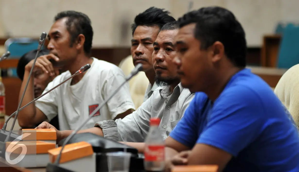 Serikat Nelayan Lontar Banten saat melakukan Pertemuan dengan Wakil Ketua Komisi IV dengan di Jakarta, Kamis (28/4). Mereka melaporkan bahwa masih berlangsung aktifitas pengerukan pasir laut di Serang, Banten (Liputan6.com/Johan Tallo)