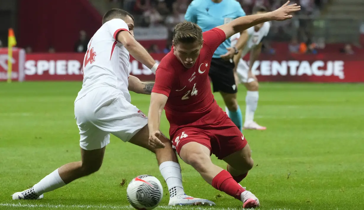 Karol Swiderski membuka keunggulan Polandia di menit ke-12. (AP Photo/Czarek Sokolowski)