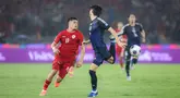 Pemain Timnas Indonesia, Ragnar Oratmangoen, berusaha melewati pemain Jepang pada Kualifikasi Piala Dunia 2026 Zona Asia di Stadion Gelora Bung Karno, Senayan, Jakarta, Jumat (15/11/2024) malam WIB. (Bola.com/Bagaskara Lazuardi)