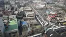 Deretan bus polisi terlihat diparkir untuk memblokir jalan di Seoul pada tanggal 1 April 2025 di depan Mahkamah Konstitusi Korea Selatan. (JUNG YEON-JE/AFP)