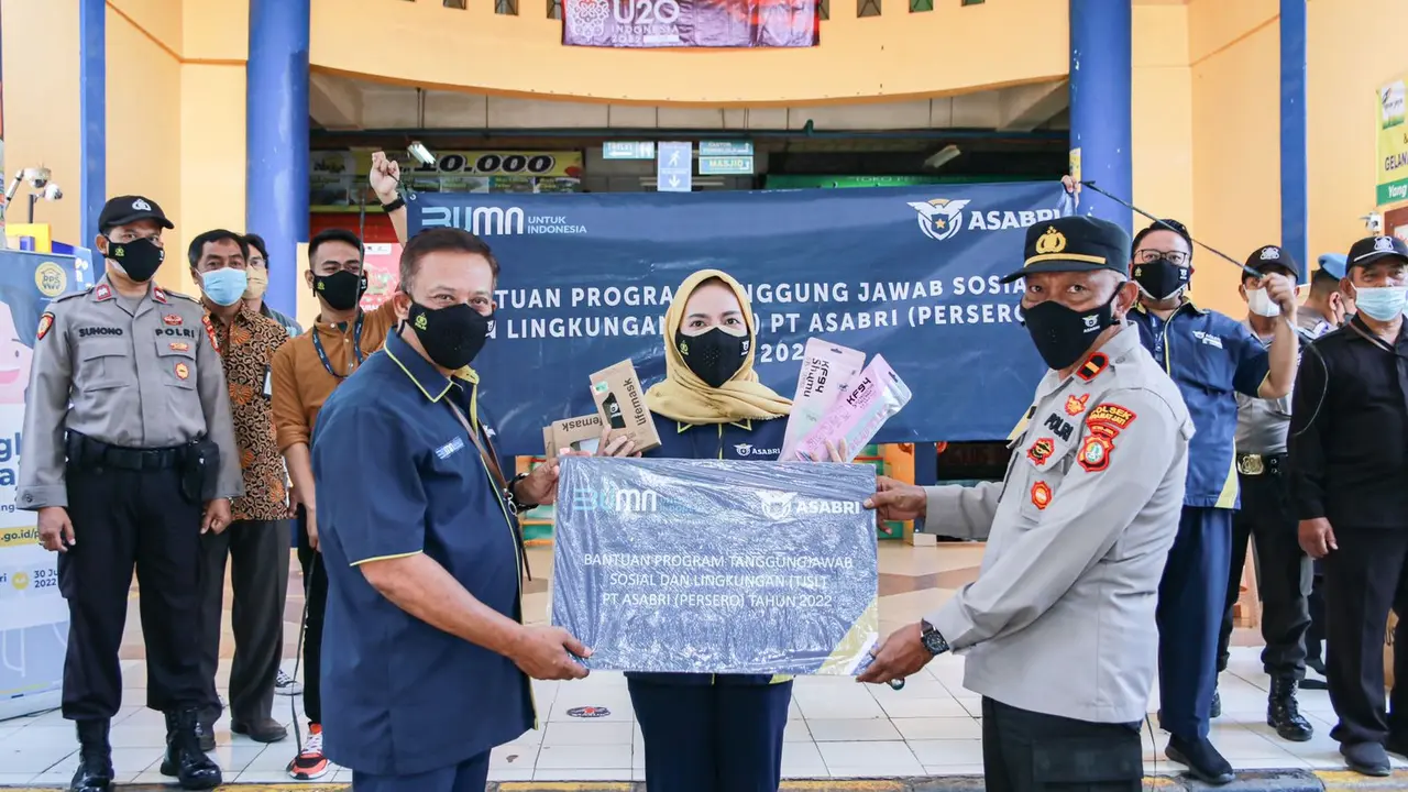 Penyerahan bantuan masker oleh ASABRI ke Polsek Kramat Jati