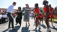 Meghan Markle dan Pangeran Harry saat tur kerajaan di Afrika Selatan. (Betram MALGAS / POOL / AFP)