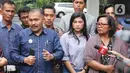 Pengacara keluarga Brigadir Nofryansyah Yosua Hutabarat atau Brigadir J, Kamaruddin Simajuntak memberikan keterangan setibanya di salah satu hotel di kawasan Jakarta Barat, Kamis (29/9/2022). Kamaruddin Simajuntak mendampingi keluarga Brigadir Yosua yang datang ke Jakarta terkait berkas perkara kasus pembunuhan Brigadir J telah lengkap atau P21. (Liputan6.com/Herman Zakharia)