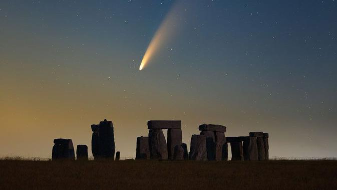 Komet Neowise di atas monumen batu bersejarah Stonehenge di Salisbury, Inggris. (Declan Deval / NASA)
