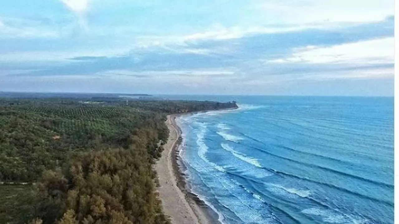Pantai Batu Kumbang di Kabupaten Mukomuko, Bengkulu