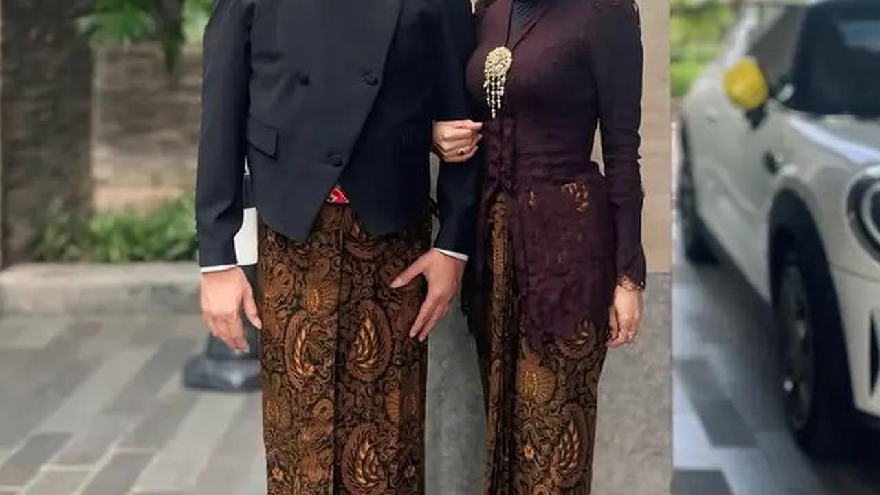 Gaya Elegan Mulan Jameela Padukan Kebaya Brokat dengan Brand Internasional saat Hadir di Keraton Surakarta Bersama Ahmad Dhani