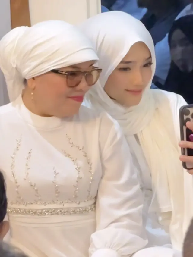 Hijab Meleyot Fuji An saat Pengajian Jelang Pernikahan Kakaknya