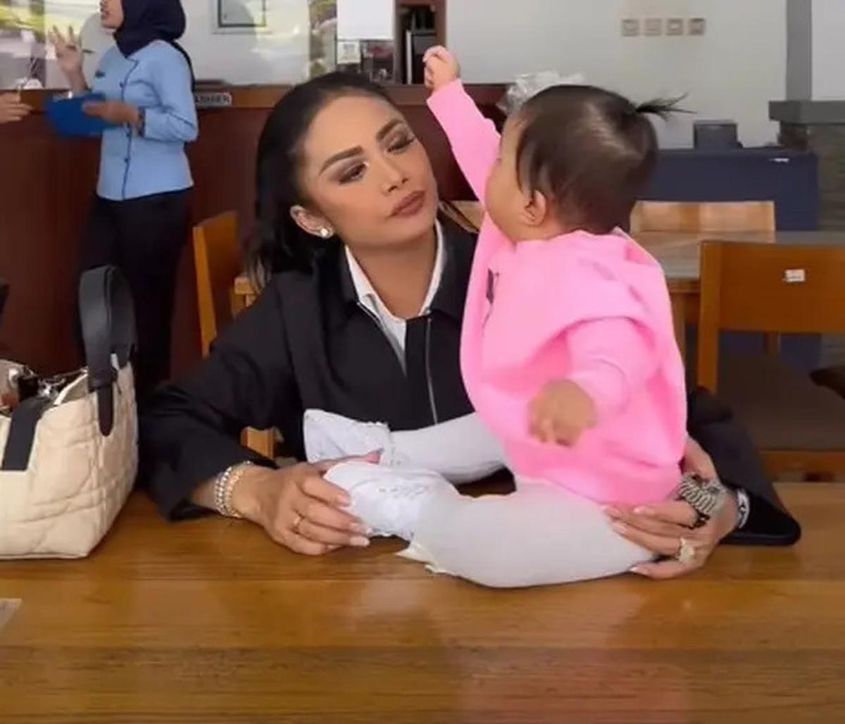 Gaya Healing Krisdayanti Bersama Keluarga Sebelum Pilkada Malang 2024, Konsisten Tampil Stylish dengan Barang Branded