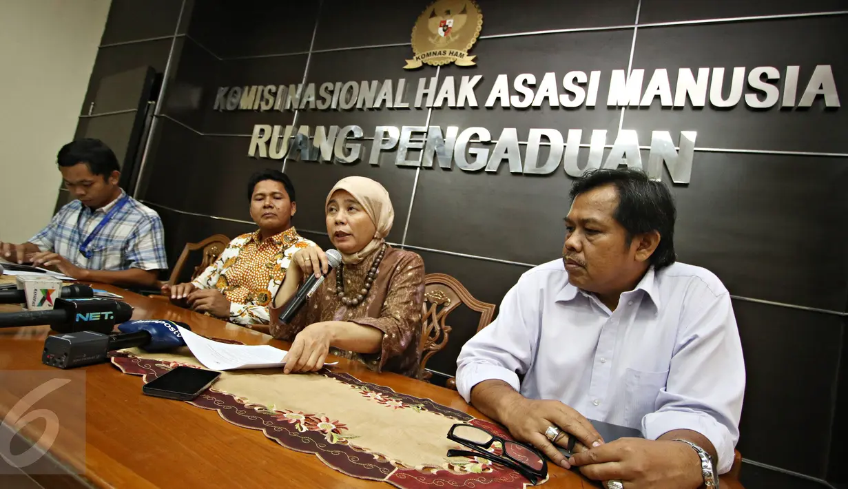 (Dari kiri) Pengacara LBH Jakarta Tigor Hutapea, Ketua Komnas HAM Imdadun Rahmat, Komisioner Komnas HAM Roichatul Aswidah, dan Kepala Biro Penegakan HAM dari Komnas HAM Johan Efendi saat konpers di Jakarta, Senin (23/5). (Liputan6.com/Immanuel Antonius)
