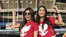 Dua suporter cantik bersiap mendukung Timnas Indonesia yang akan melawan Filipina pada laga SEA Games di Stadion Shah Alam, Selangor, Kamis (17/8/2017). Indonesia menang 3-0 atas Filipina.(Bola.com/Vitalis Yogi Trisna)