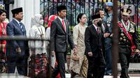 Presiden Joko Widodo atau Jokowi (tengah) bersama Wakil Presiden Ma'ruf Amin, Menteri Pertahanan Prabowo Subianto, dan Panglima TNI Jenderal Andika Perkasa saat akan menyaksikan defile yang menampilkan pasukan tiga matra TNI di depan Istana Merdeka, Jakarta, Rabu (5/10/2022). Kegiatan yang diikuti oleh seluruh kesatuan jajaran TNI ini dalam rangka menyambut HUT ke-77 TNI. (Liputan6.com/Faizal Fanani)
