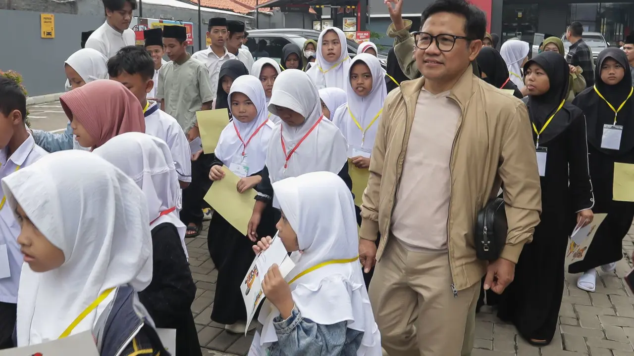 Ketua Umum Partai Kebangkitan Bangsa (PKB) Abdul Muhaimin Iskandar atau Cak Imin bersama anak-anak yatim piatu asal Pondok Pesantren Yatim Piatu At-Thayyibah, Sukabumi, Jawa Barat, Minggu (25/5/2025) (Istimewa)
