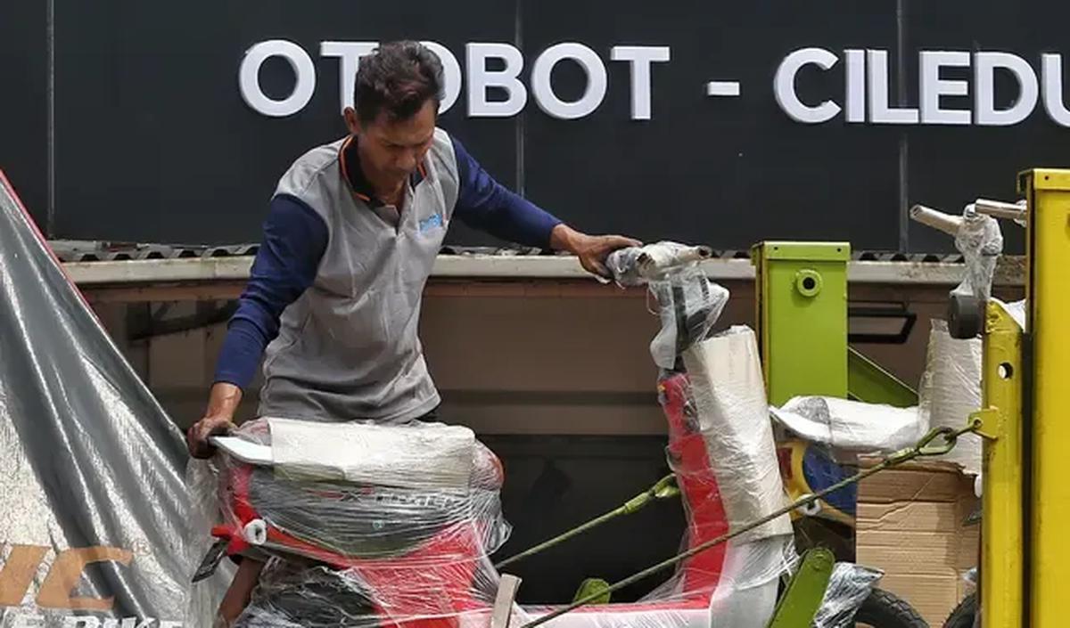 Rencananya, pemerintah akan mempertimbangkan kebijakan 1 KTP untuk pembelian satu unit motor listrik.