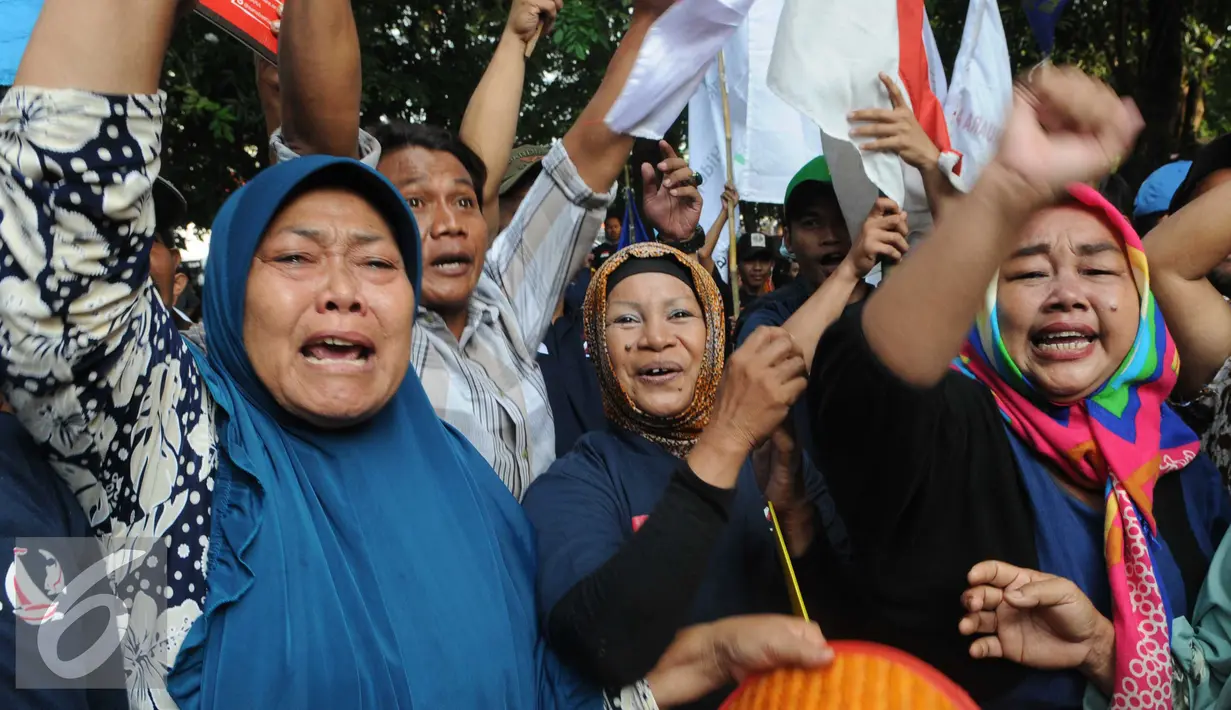 Nelayan bersuka cita usai PTUN mengabulkan gugatan mereka terkait SK Gubernur DKI Nomor 2.238 Tahun 2014 tentang pemberian izin reklamasi Pulau G, Jakarta, Senin (31/5). (Liputan6.com/Helmi Afandi)