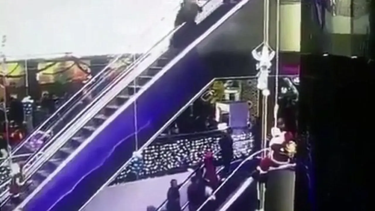 Baju Tersangkut, Ibu Muda Jatuhkan Bayinya dari Eskalator