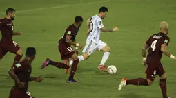 Pemain Argentina Lionel Messi (tengah) menggiring bola saat melawan Venezuela pada pertandingan kualifikasi Piala Dunia 2022 di Caracas, Venezuela, Kamis (2/9/2021). Argentina menang 3-1. (Miguel Gutierrez, Pool via AP)