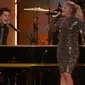 Charlie Puth dan Meghan Trainor membawakan lagu berjudul "Marvin Gaye" pada  American Music Awards 2015  di Los Angeles , California, (22/11). Lagu mereka berjudul "Marvin Gaye" menduduki puncak tangga lagu di 26 negara. (REUTERS/Mario Anzuoni)