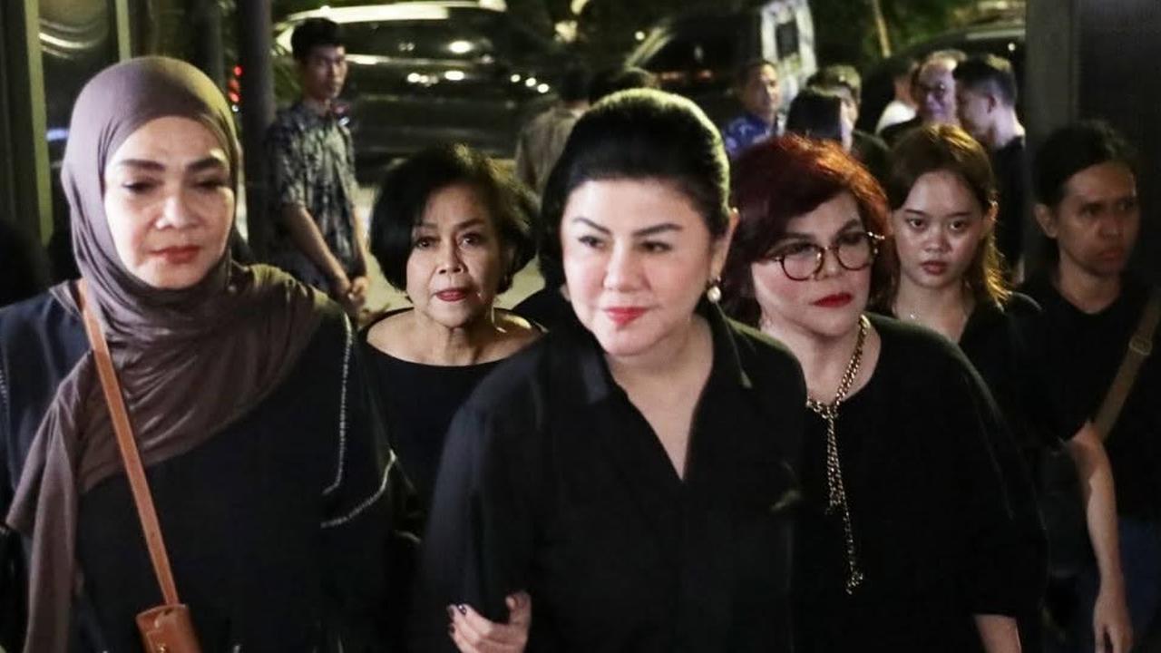 Potret Bams Eks Samsons dan Desiree Tarigan Melayat ke Rumah Duka Hotma Sitompul, Rieta Amalia Setia Dampingi Owner Mamitoko