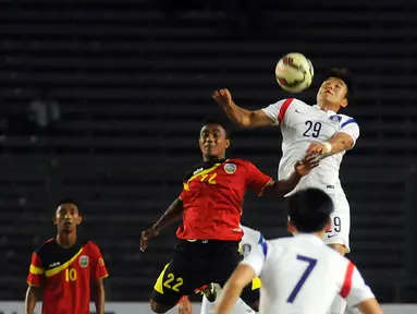 Pemain tengah timnas Korea Selatan U-23, Lee Chandong (29) berebut bola dengan Nataniel De Jesus Reis (Timor Leste) saat berlaga di kualifikasi Piala Asia 2016 di Stadion GBK Jakarta, Minggu (29/3/2015). (Liputan6.com/Helmi Fithriansyah)