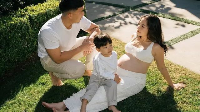 6 Potret Glowing Nikita Willy Lakoni Maternity Shoot di Luar Negeri, Elegan dengan Crop Top-Baju Transparan