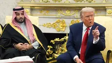 Presiden Donald Trump menunjuk seorang reporter saat ia menerima kunjungan Putra Mahkota Arab Saudi Pangeran Mohammed bin Salman di Ruang Oval, Gedung Putih, Selasa (18/11/2025). (Dok. AP/Evan Vucci)