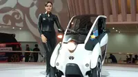 Toyota  i-Road dikemudikan oleh model cantik yang dibalut busana long dress hitam nan seksi.