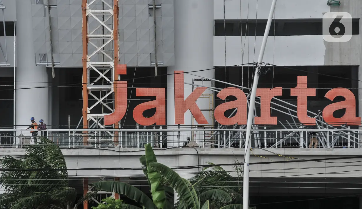 Aktivitas pekerja saat menyelesaikan proyek pembangunan Jakarta Internasional Stadium (JIS), Papanggo, Jakarta Utara, Selasa (11/1/2022). Progres pembangunan stadion terbesar di Asia yang dirancang sesuai standar FIFA tersebut saat ini mencapai 93,85 persen. (merdeka.com/Iqbal S. Nugroho)
