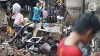 Warga membersihkan puing sisa kebakaran di kawasan padat penduduk di Jalan Kebon Jeruk 4, RT 004 RW 06, Kelurahan Maphar, Kecamatan Taman Sari, Jakarta, Jumat (7/2/2020). Sebanyak 29 unit mobil dikerahkan untuk melakukan pemadaman yang terjadi pada Kamis (6/2) malam. (Liputan6.com/Immanuel Antonius)