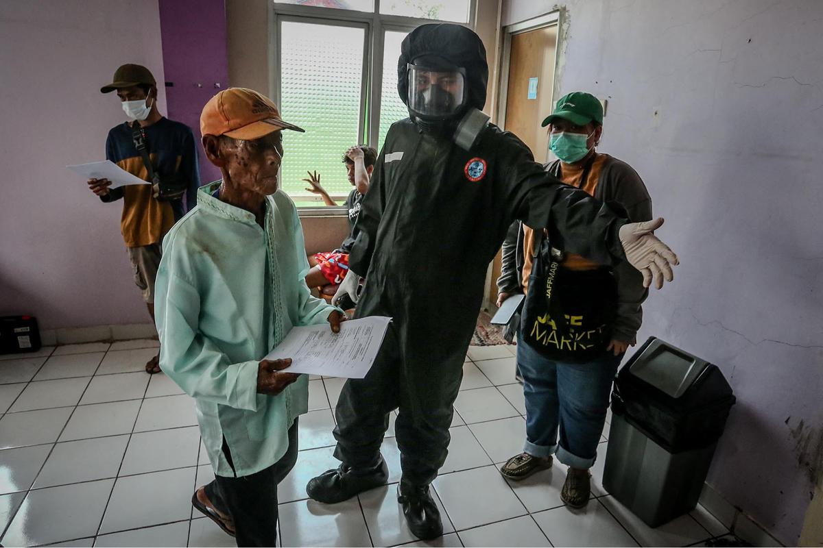 FOTO: Warga Cikande Jalani Pemeriksaan dan Relokasi Usai Temuan Paparan Radioaktif Cs-137
