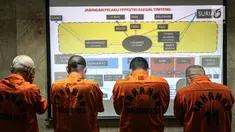 Tersangka perdagangan orang jaringan internasional dalam rilis di Jakarta, Kamis (10/8). Bareskrim Polri mengungkap sindikat perdagangan orang internasional jaringan Abu Dhabi, Uni Emirat Arab dan Jaringan Damaskus, Suriah. (Liputan6.com/Faizal Fanani)