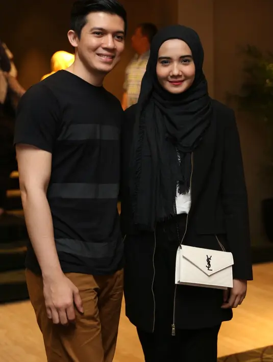 Kepada Bintang.com saat ditemui di Pondok Indah Mall, Jakarta Selatan, Minggu (8/11/2015), Irwansyah mengaku suka dengan pekerjaan, bila jenuh dengan pekerjaan Irwansyah memilih travelling dengan sang istri. (Andy Masela/Bintang.com)