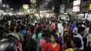 Warga berhamburan ke jalan ketika gempa di Agartala, ibu kota Tripura, bagian timur laut India, Rabu (13/4). Gempa bumi berkekuatan 6,9 SR mengguncang Mynamar, besarnya guncangan gempa terasa sampai India. (Arindam DEY/AFP)