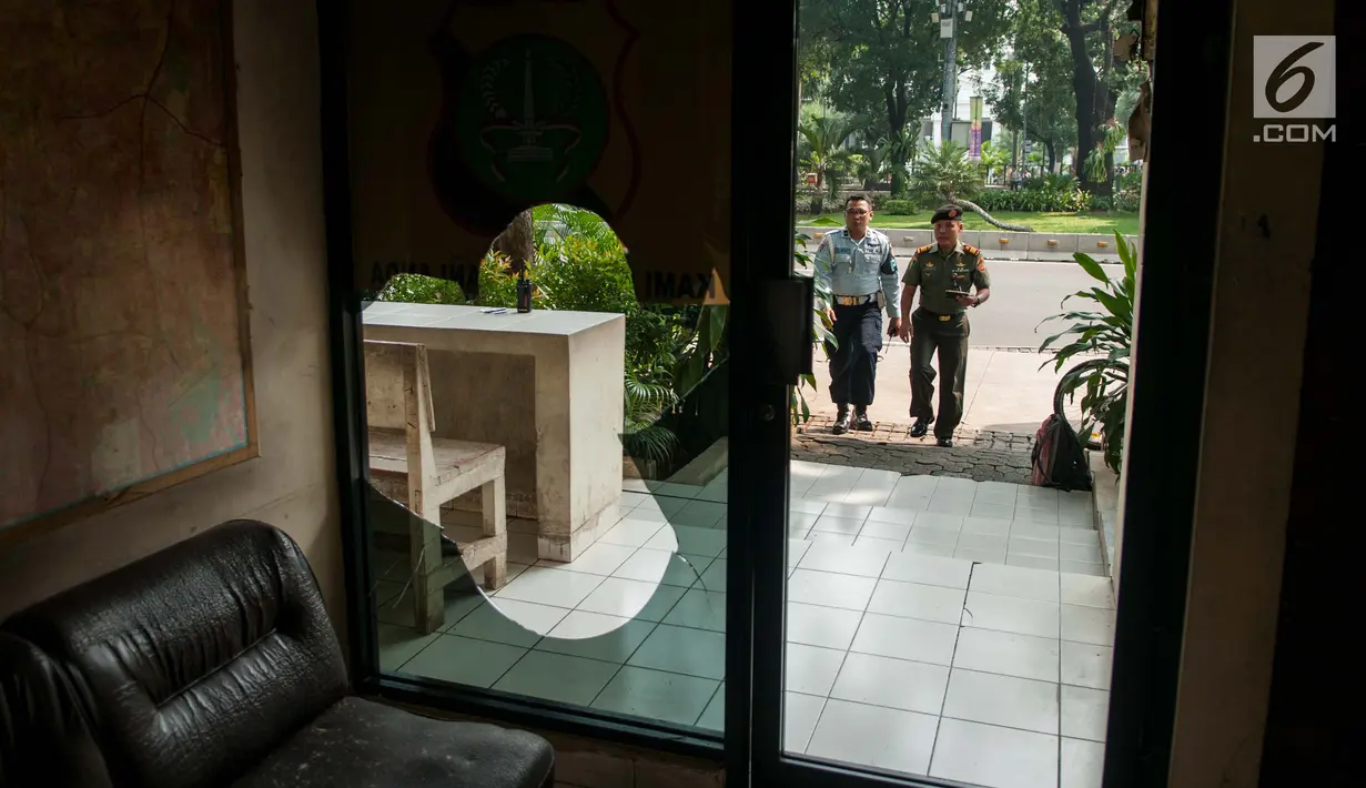Petugas saat berada di Pos Polisi Subsektor Monas Barat, Gambir, Jakarta, Jumat (26/5). Pengrusakan terjadi pada kamis malam tersebut diduga oknum yang mengaku sebagai aparat. (Liputan6.com/Gempur M Surya)