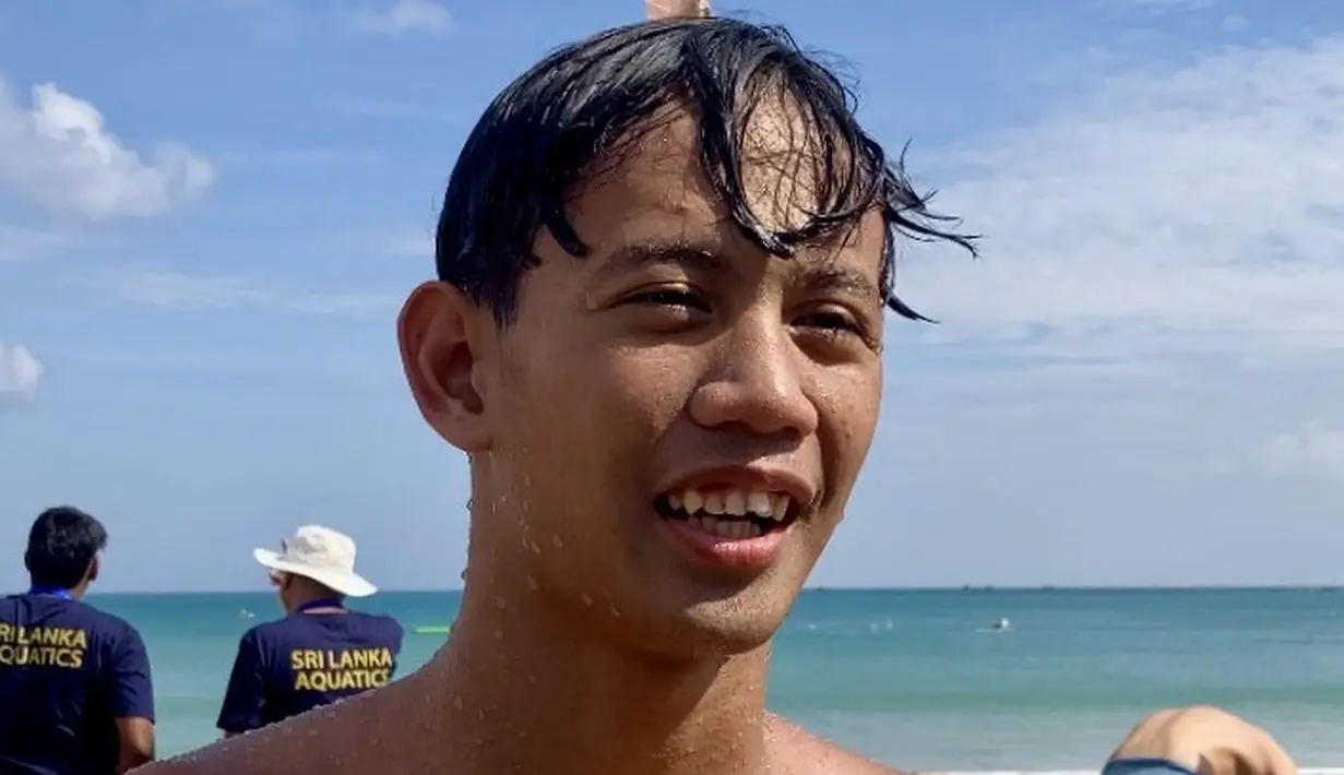 Perenang Indonesia, Mochammad Akbar Putra Taufik, menyelesaikan nomor 5K dalam 12th Asian open Water Swimming Championship 2026 di Pantai Jimbaran pada Sabtu (13/6/2026). (Bola.com/Alit Binawan)