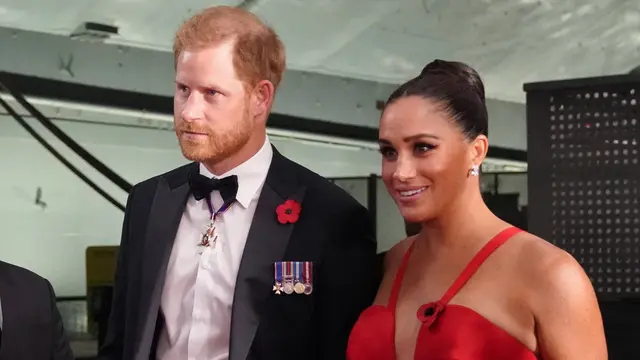 Meghan Markle Kembali ke Karpet Merah dengan Gaun Tanpa Lengan