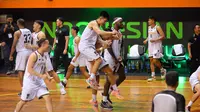 Para pemain Bima Perkasa Jogja melakukan selebrasi usai menang dramatis atas Prawira Harum Bandung dalam game kedua seri 1 IBL 2023 di GOR Merpati Denpasar. (Maheswara Putra/Bola.com).