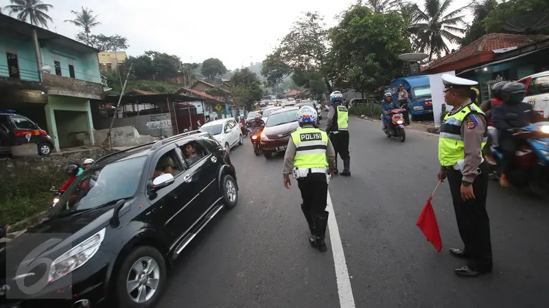 20160702-Urai Kemacetan, Polisi Berlakukan Rekayasa Lalu Lintas di Simpang Nagreg-Jabar